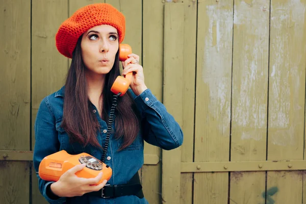 Retro Woman Memakai Beret Berbicara Telepon — Stok Foto