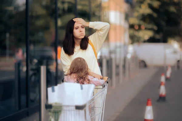 Vergessliche Mutter Schiebt Einkaufswagen Vor Einkaufszentrum — Stockfoto