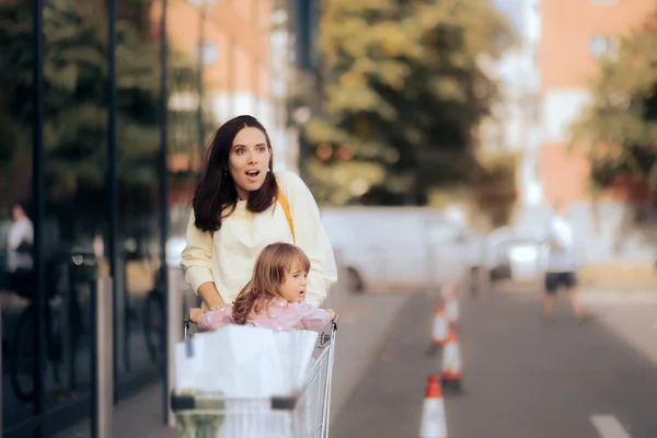 Aufgeregte Mutter Beim Einkaufen Mit Ihrer Tochter Der Mall — Stockfoto