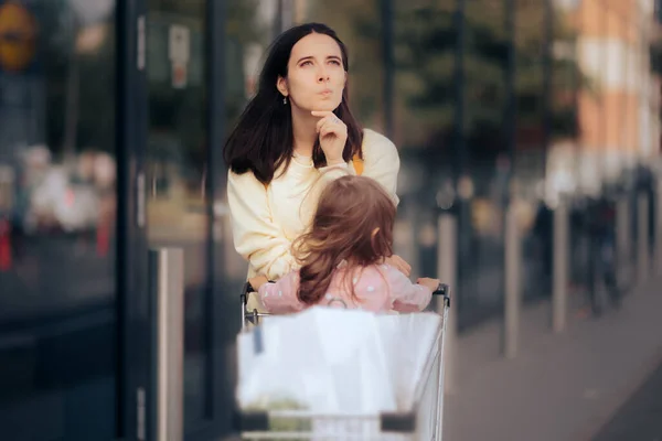 Madre Pensando Qué Comprar Empujar Carrito Compras — Foto de Stock