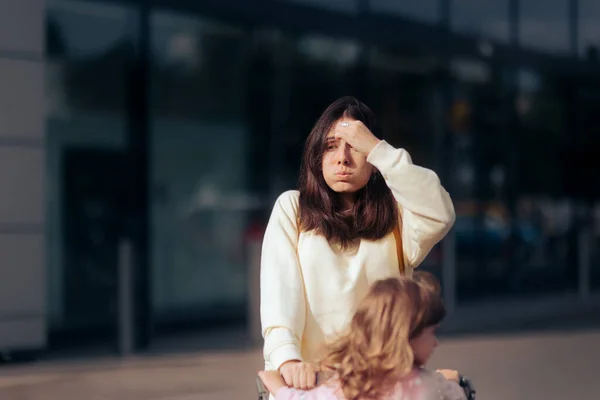Stressé Maman Avec Vent Dans Ses Cheveux Poussant Panier — Photo