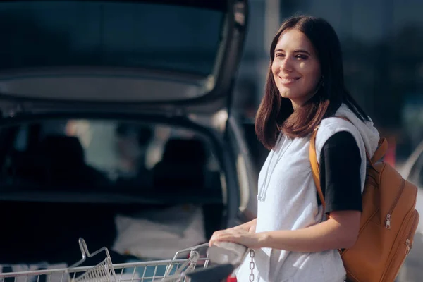 Vrouw Neemt Haar Winkelen Naar Auto Parkeerplaats — Stockfoto