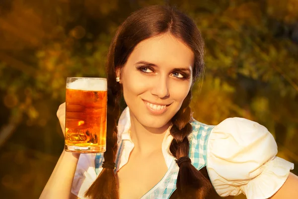 Joven mujer bávara sosteniendo el tanque de cerveza — Foto de Stock