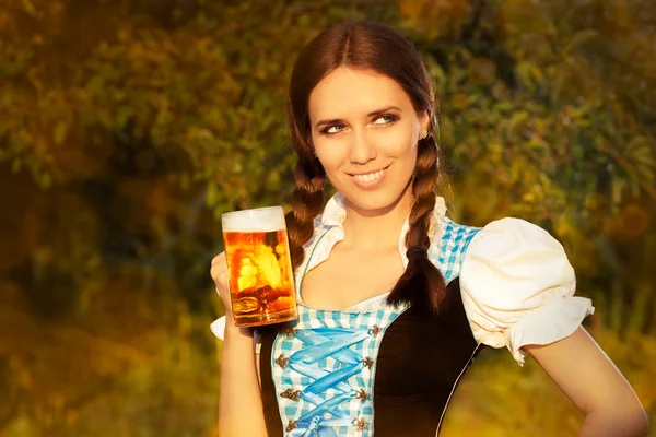 Junge Bayerin im Bierkrug — Stockfoto