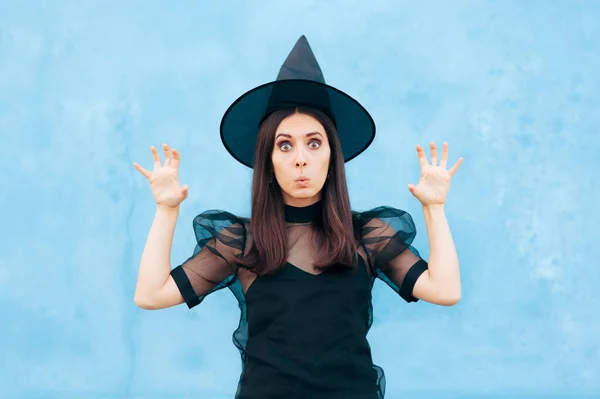 Cadı Kostümü Giyen Komik Kadın Korkunç Görünmeye Çalışıyor — Stok fotoğraf
