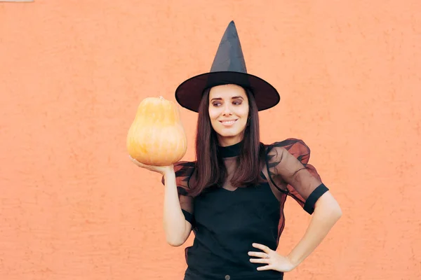 Donna Che Indossa Costume Strega Con Una Zucca Halloween — Foto Stock