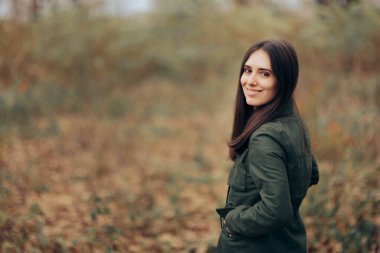 Eli Cebinde Kadın Sonbahar Manzarasına Bakıyor