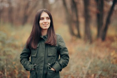 Eli Cebinde Kadın Sonbahar Manzarasına Bakıyor