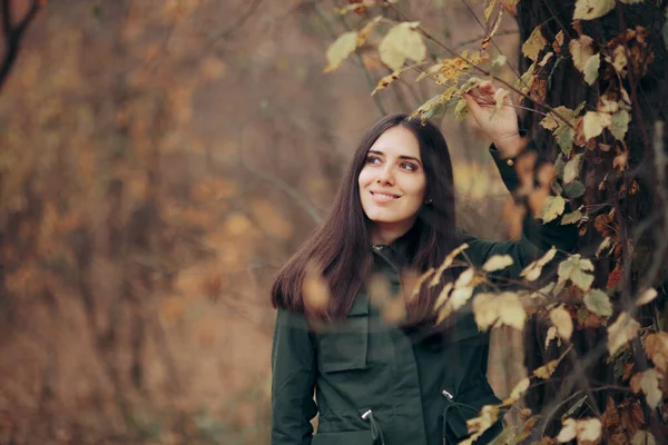 Vacker Kvinna Tittar Foliage Höst Säsong — Stockfoto