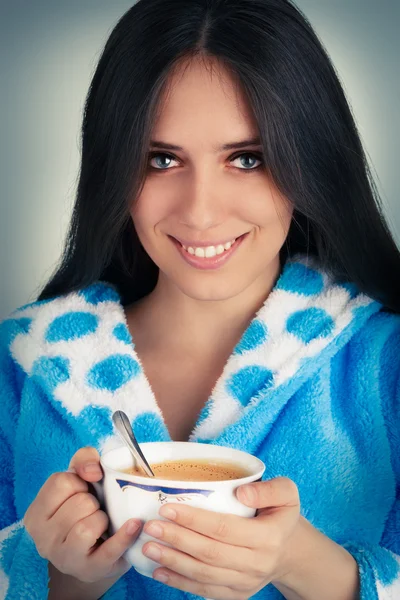 Jeune femme en peignoir tenant une grande tasse de café — Photo