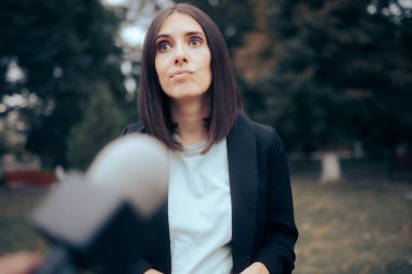 TV Gazetecisi Sokakta Bir Kadın Röportajı