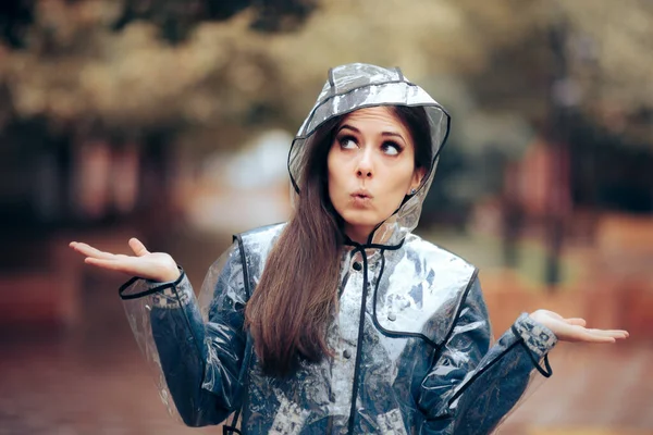 好奇的女人在雨中耸了耸肩 — 图库照片
