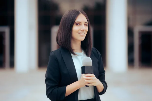 Jonge Verslaggever Houdt Een Microfoon Klaar Live Gaan — Stockfoto