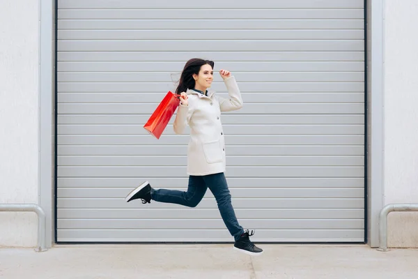 Compras Mujer Corriendo Aire Libre Buscando Una Tienda Descuento —  Fotos de Stock