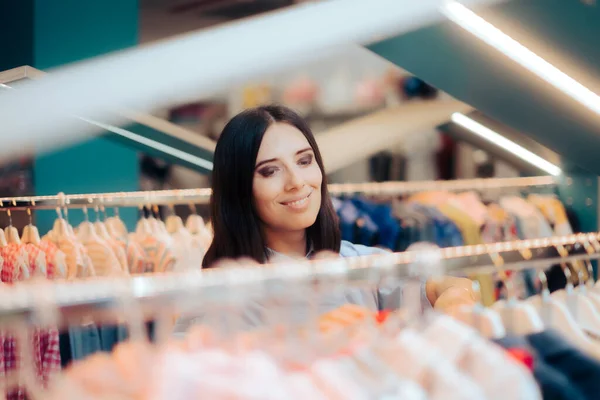 Donna Ammirando Uno Scaffale Abbigliamento Nel Negozio Moda — Foto Stock