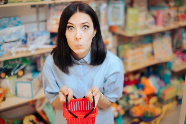 Mujer Divertida Tienda Juguetes Sosteniendo Una Pequeña Cesta Compra —  Fotos de Stock