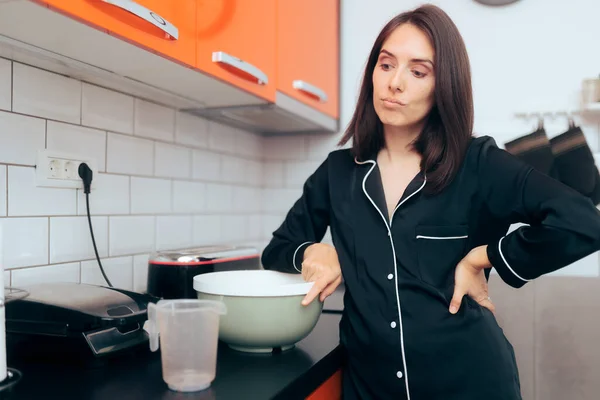 台所に立つ女 料理の考え方 — ストック写真
