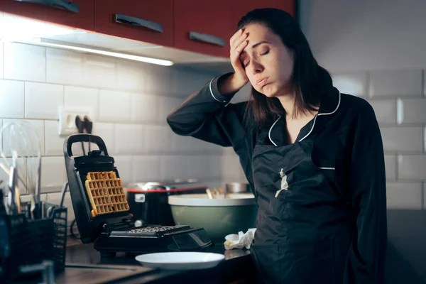 Waffle Kahvaltısı Hazırlarken Stresli Kadın Hatalar Yapıyor — Stok fotoğraf