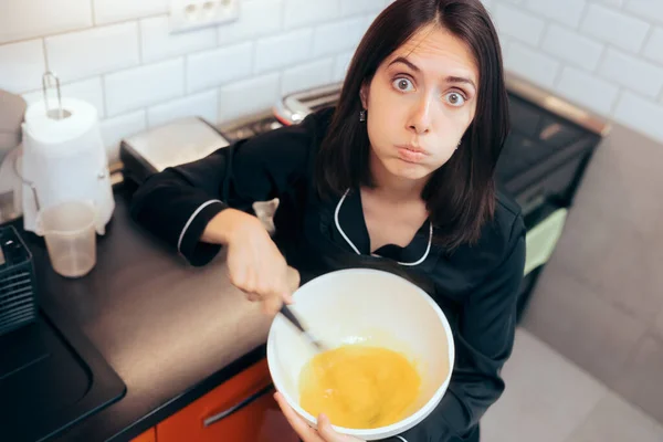 Joven Mujer Batiendo Huevos Con Batidor Huevo Cocina — Foto de Stock