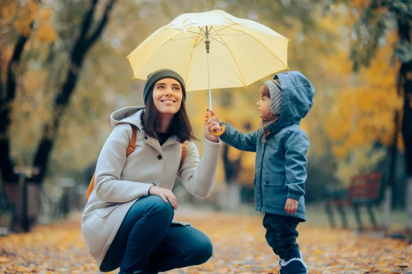 Menina Segurando Guarda Chuva Amarelo Com Sua Mãe Parque — Fotografia de Stock