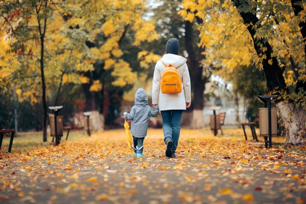Mãe Filha Caminhando Parque Temporada Outono — Fotografia de Stock
