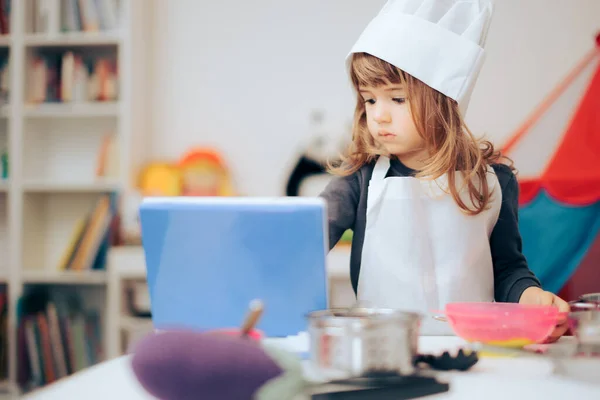 Mignon Adorable Petit Chef Jouant Dans Mini Cuisine — Photo