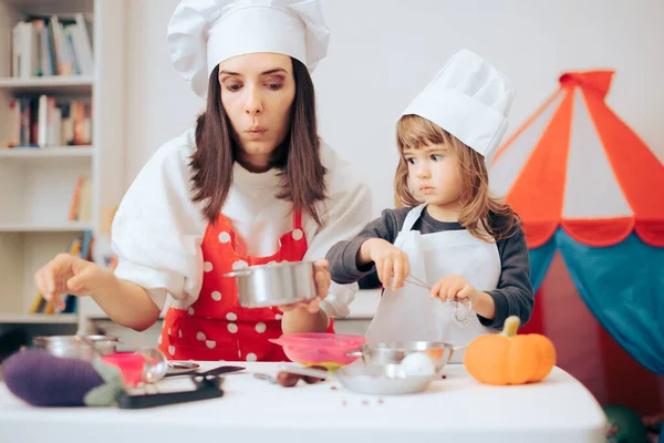 Mom Dan Daughter Bermain Bersama Mini Kitchen — Stok Foto