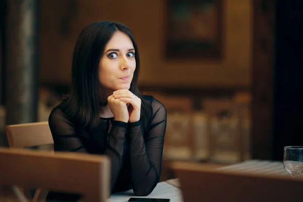 Engraçado Jovem Mulher Esperando Restaurante — Fotografia de Stock