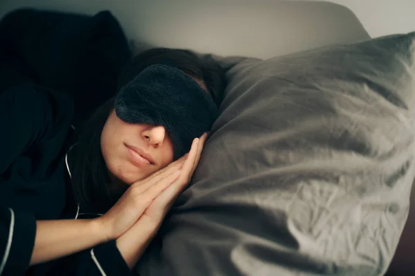 Mulher Feliz Vestindo Uma Máscara Sono Descansando Almofada — Fotografia de Stock