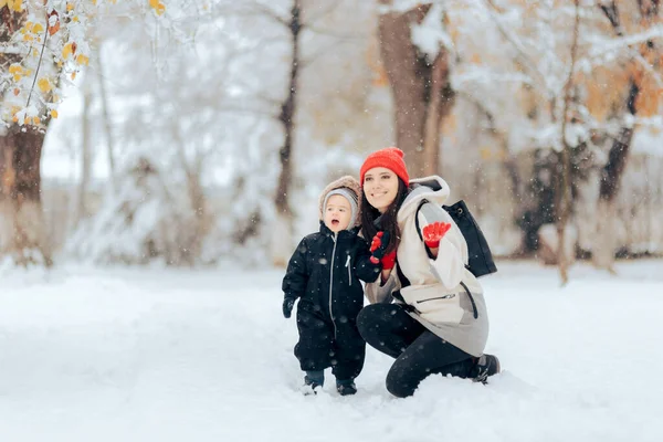 Madre Hija Admirando Nieve Cayendo Temporada Invierno —  Fotos de Stock