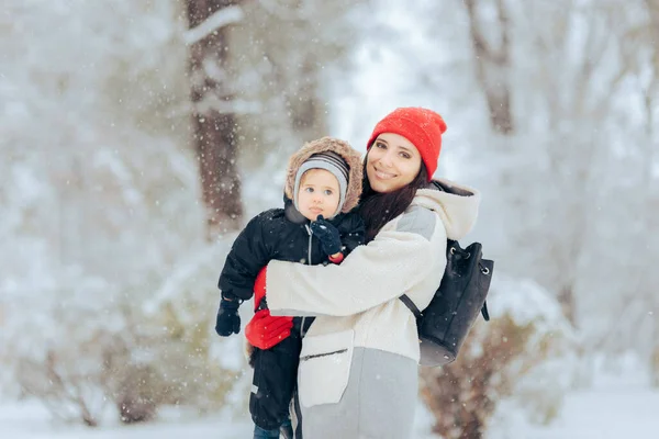 Mãe Feliz Segurando Bebê Alegre Admirando Neve — Fotografia de Stock