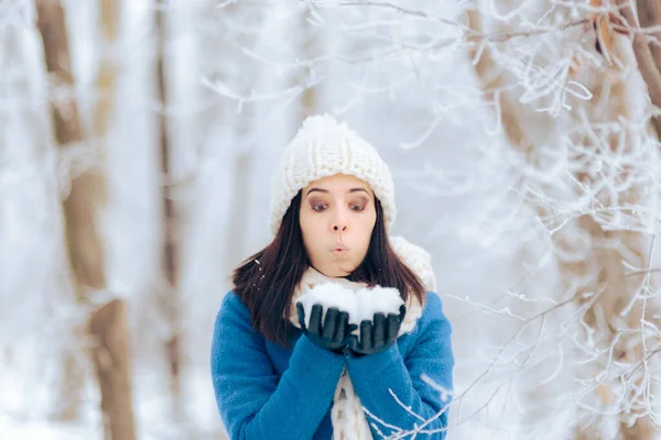 Bella Donna Che Soffia Neve All Aperto Nella Stagione Invernale — Foto Stock