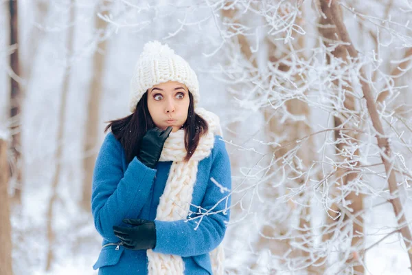 Женщина Замерзает Улице Холодную Зимнюю Погоду — стоковое фото