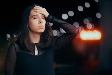 Stresli kadın önemli bir şeyi unutarak partiye katılıyor.