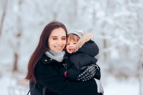 Boldog Anya Kislány Élvezi Téli Időjárást — Stock Fotó
