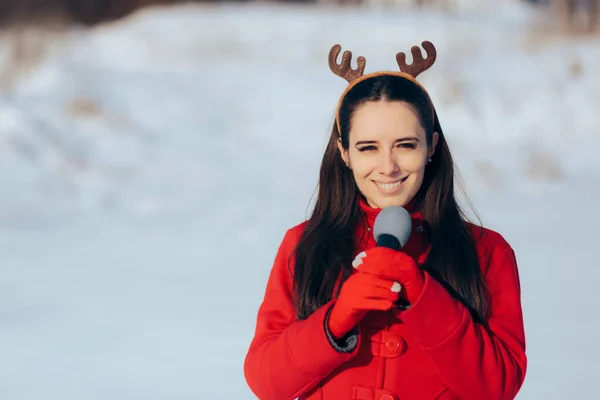 Веселая Женщина Микрофоном Поющая Рождественские Гимны — стоковое фото