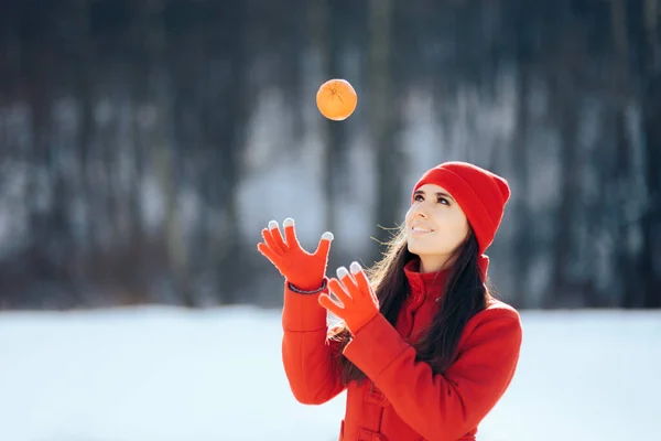 Mujer Jugando Con Fruta Naranja Afuera Temporada Invierno —  Fotos de Stock