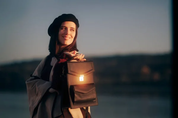 Travel Woman Holding Haar Tas Bewonderen Zonsondergang Haven — Stockfoto