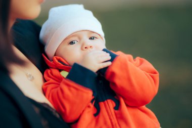 Sevgi Kucağında Anne 'den Sevimli Küçük Bebek Tutuşu