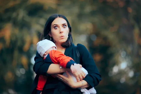 Απασχολημένη Μητέρα Φορώντας Ένα Κοστούμι Επιχείρησης Κρατώντας Νεογέννητο Μωρό — Φωτογραφία Αρχείου