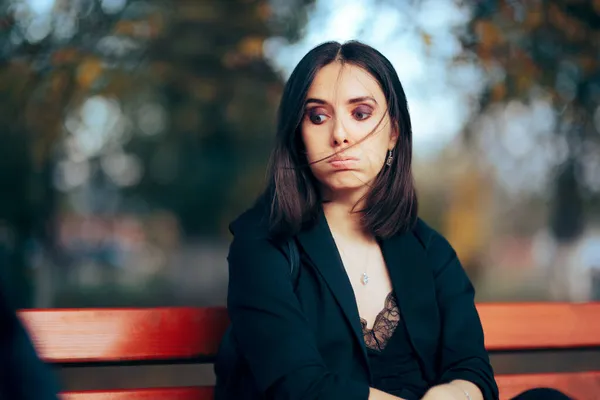 Triste Mujer Infeliz Esperando Banco — Foto de Stock