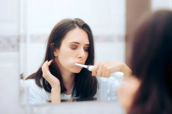 Жінка Зранку Чистить Зуби Електрозубною Щіткою — стокове фото