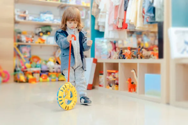 Szczęśliwe Dziecko Bawiące Się Kołem Sklepie Zabawkami — Zdjęcie stockowe
