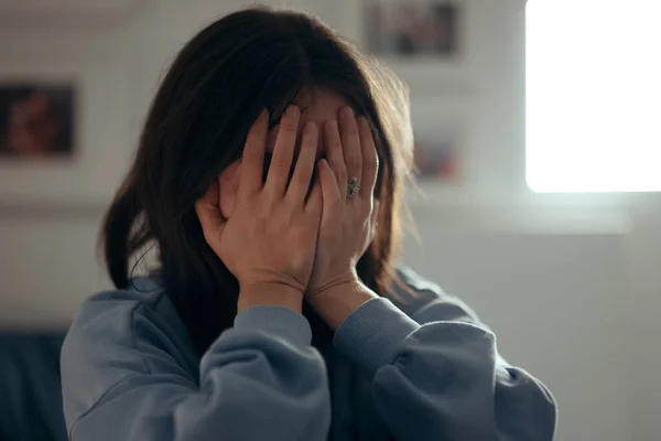 Δυστυχισμένη Θλιμμένη Γυναίκα Που Καλύπτει Πρόσωπό Της Κλαίγοντας — Φωτογραφία Αρχείου
