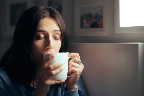 Γυναίκα Πίνοντας Τσάι Για Την Αϋπνία Κάθεται Στην Κρεβατοκάμαρά Της — Φωτογραφία Αρχείου