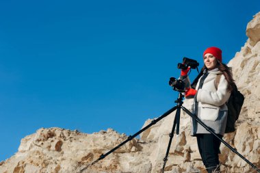Doğada Fotoğraf Çeken Kadın Doğa Fotoğrafçısı
