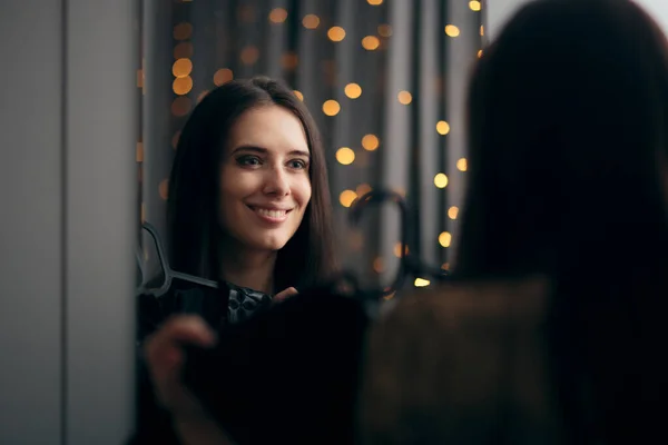 Wanita Bahagia Memegang Gaun Depan Cermin — Stok Foto