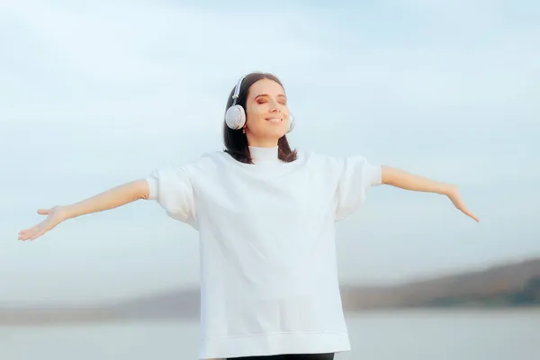 Χαρούμενη Γυναίκα Που Φοράει Ακουστικά Ακούγοντας Μουσική — Φωτογραφία Αρχείου