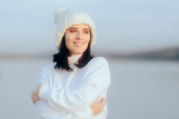 Mujer Usando Gorro Punto Disfrutando Del Clima Frío Aire Libre — Foto de Stock