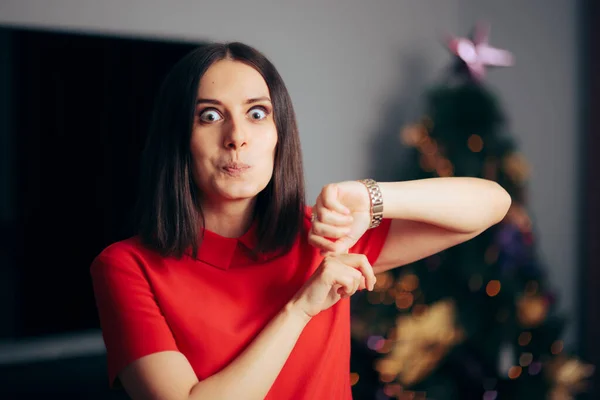 Anfitrião Festa Apontando Para Relógio Véspera Natal — Fotografia de Stock